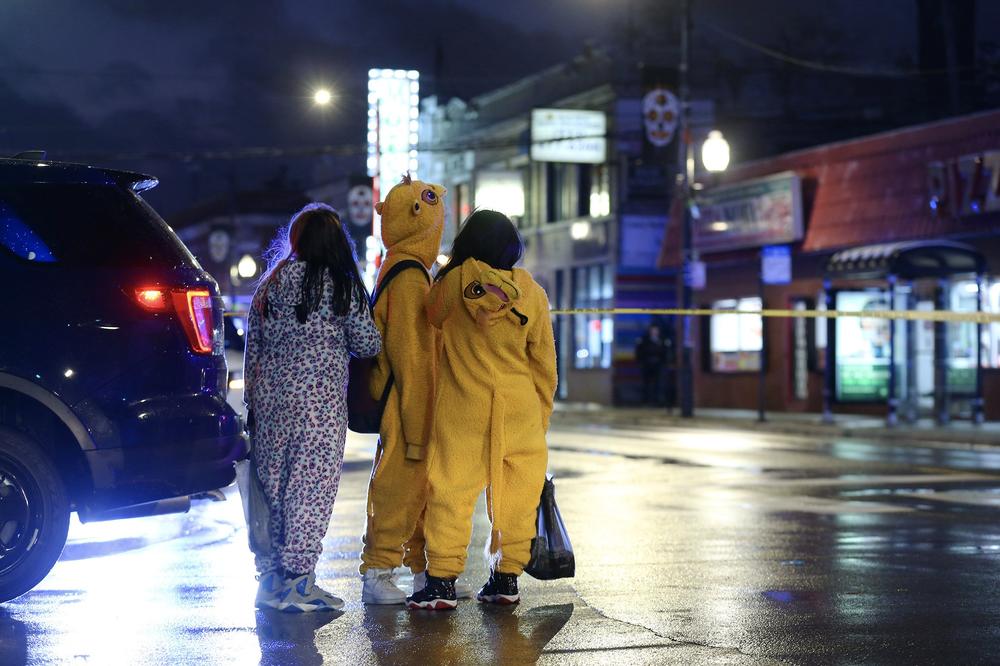 MASAKR ZA NOĆ VEŠTICA! Devojčicu (7) metak pogodio u GRUDI dok je šetala obučena kao BUBAMARA!