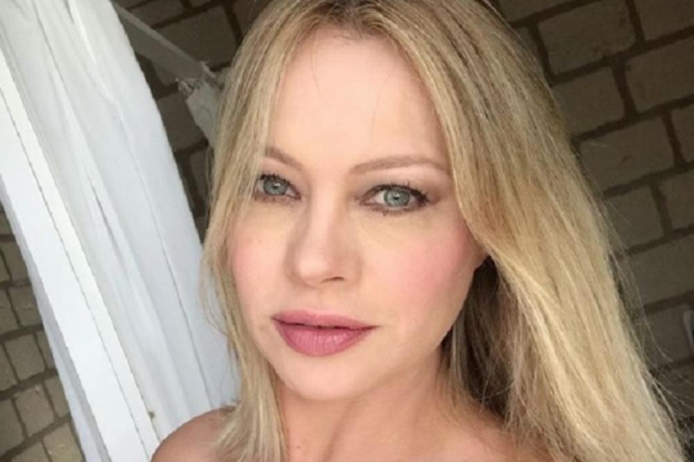 NJEN KLUB JE POBEDIO, A ONA SE SKINULA: Vruća navijačica kao od majke rođena - kida i krajem pete decenije života!