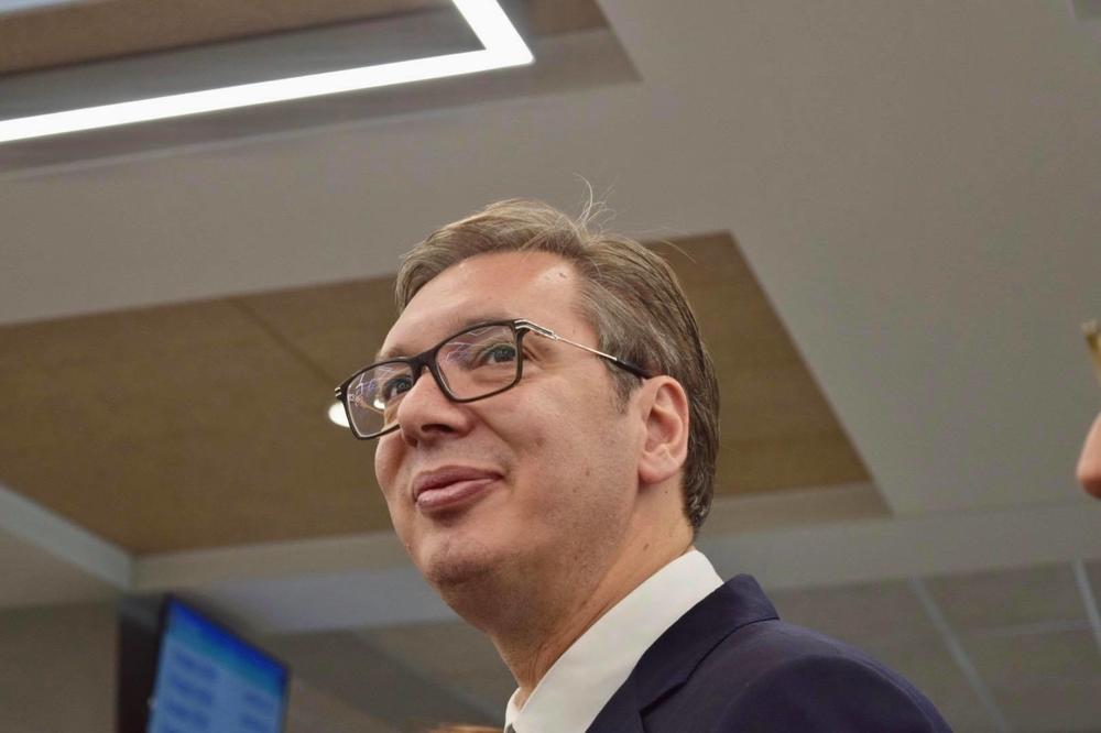 PREDSEDNIK OVOME NIJE MOGAO DA ODOLI! Vučić je na zvaničnom Instagram nalogu okačio SLIKU NEČEG PRESLATKOG!