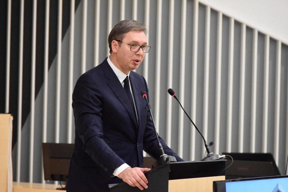 ŠMEKERSKI: Vučić LAJKOVAO šalu na svoj račun, internet se USIJAO (FOTO)
