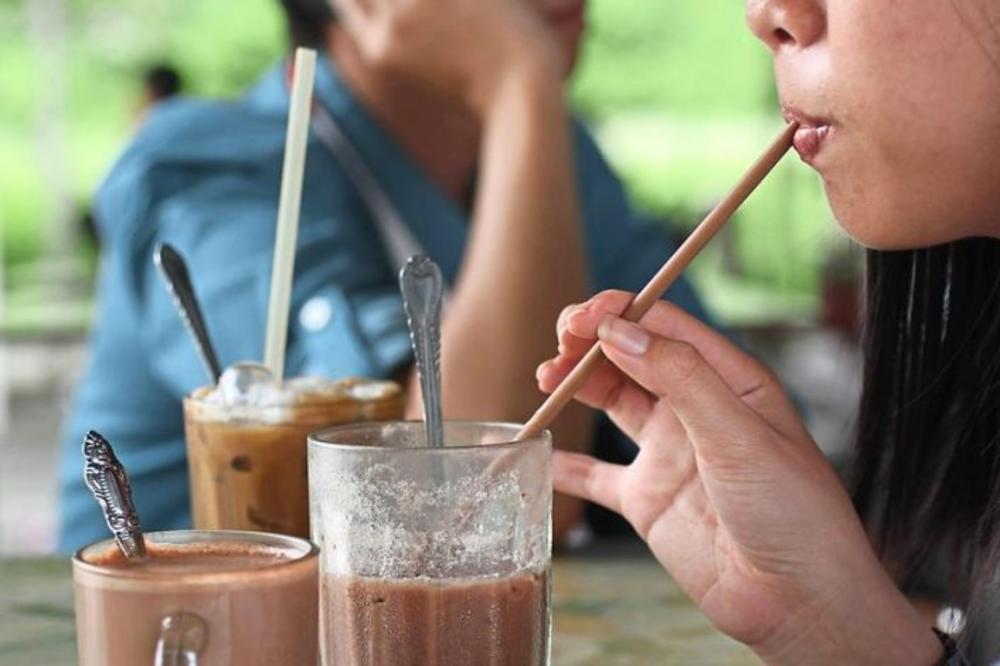 VOLITE DA PIJETE NA SLAMČICU? Kad PROČITATE ovaj TEKST više to nikada NEĆE RADITI