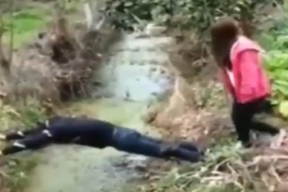 KAKVA ŠTETA! Hteo je da bude DŽENTLMEN i napravio je MOST da bi ona prešla POTOK, a onda su oboje ZAŽALILI (VIDEO)