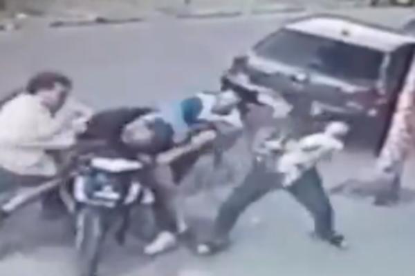 LOPOV POKUŠAO DA POKRADE SKLADIŠTE: Istrčao komšiluk, tukle su ga BABE, DEDE, ŽENE SA DECOM I BILDERI! (VIDEO)