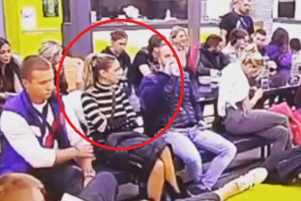 IVA POSTALA HIT NA INTERNETU ZBOG OVOG SNIMKA! Tokom pitanja novinara niko nije OBRATIO PAŽNJU ŠTA ONA RADI!