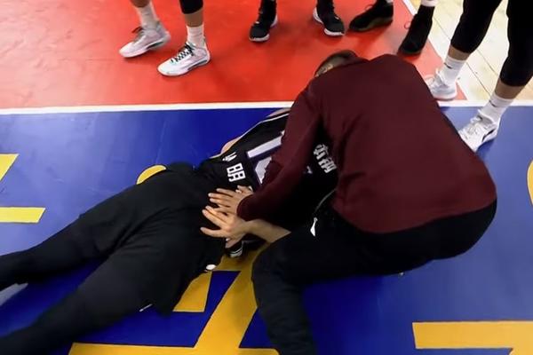 JEDVA DA SE POMERAO, SAIGRAČI MORALI DA GA PODIŽU NA NOSILA: Stravičan pad košarkaša direktno na kičmu!