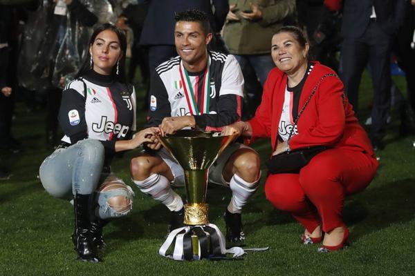 BRUTALNE REČI MAJKE KRISTIJANA RONALDA: FIFA je mafija! Moj sin je žrtva!