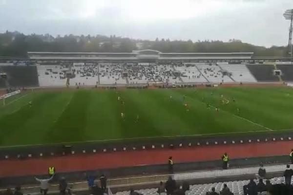 ZABRANJENI ZAGRMELI OD PRVOG MINUTA: Grobari sa Istoka odali počast ubijenom vođi Alkatraza!