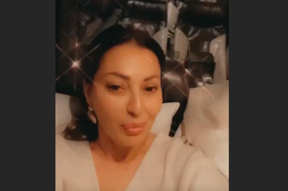 CECA BEZ TRUNKE ŠMINKE U AUTOBUSU BEZ BLAMA: Kao sav normalan SVET snimala se u BUSU