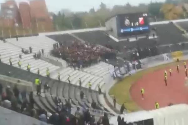 NEOBIČNA DEŠAVANJA NA JUŽNOJ TRIBINI: Dok Jug skandira ubijenom Kići Markoviću, članovi Alkatraza napuštaju stadion