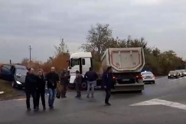 POSLE SAHRANE POKOSIO IH KAMION, LEKARI DEČKA I DEVOJKU IZVLAČILI IZ AUTA: Horor scena kod Iriga!