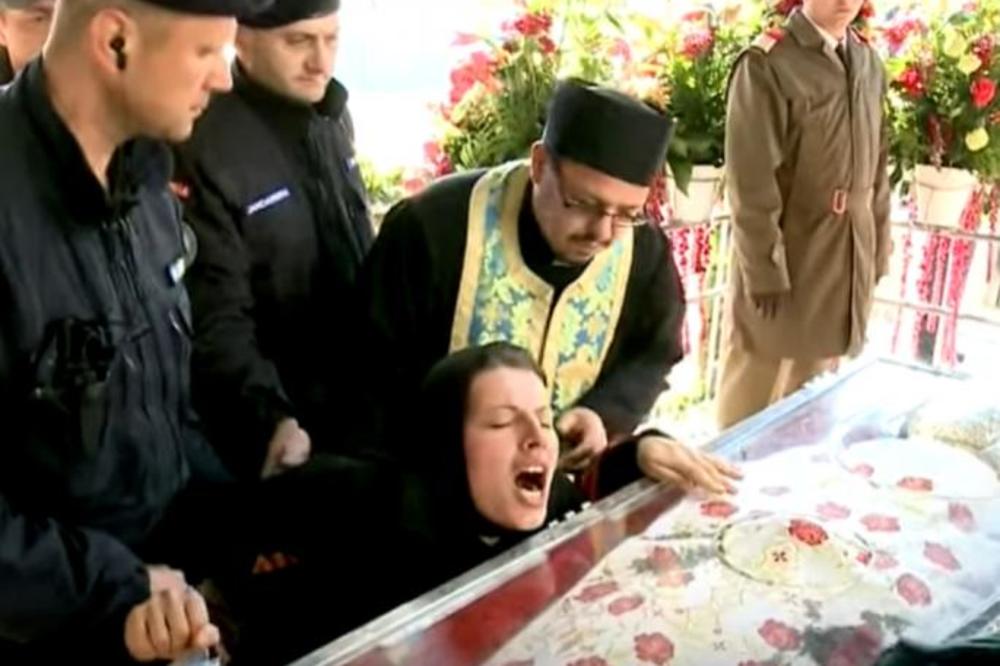 ISTERIVALI IZ ŽENE "AVETA", SVA CRKVA SE DIGLA NA NOGE: "Vukao me je za OVU STVAR i po 3,4 puta"