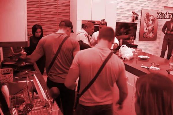 VODU, VODU, DAJTE JOJ BRZO VODU! Zadrugarka POVREĐENA, ukazana joj HITNA pomoć! (VIDEO)