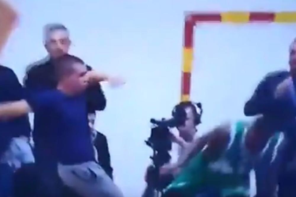 TEŽAK INCIDENT U BARU: Navijač Mornara uleteo na teren i udario igrača Cedevite!