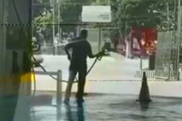 OVO JE NAJVEĆA BUDALA NA SVETU: Niko ne može da veruje šta radi ovaj radnik na pumpi! (VIDEO)