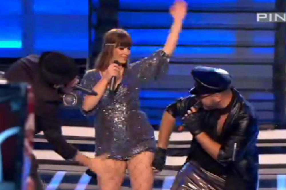 NASTUP MILJANE KULIĆ JE NAJVEĆA BLAMČINA IKADA: Samo čekamo kad če da čučne i pop**i jednom od njih DVOJICE