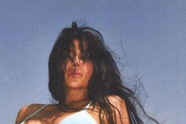 NAJMLAĐA MILIJARDERKA NA SVETU U OGROMNOM STRAHU: Na vrata joj je zakucao NEPOZNAT ČOVEK!