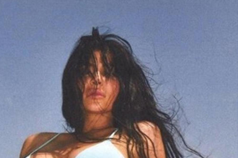 NAJMLAĐA MILIJARDERKA NA SVETU U OGROMNOM STRAHU: Na vrata joj je zakucao NEPOZNAT ČOVEK!