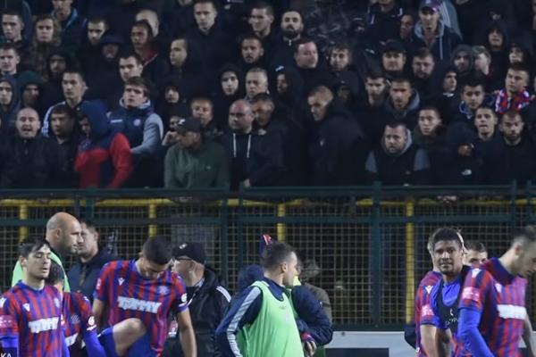 DRAMA U HRVATSKOJ! Torcida postrojila igrače Hajduka, pa pretila batinama: Ne stajte nigde do Splita, bolje vam je!