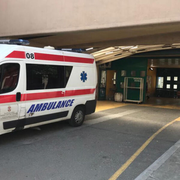 PORODICA SA DVOJE MALE DECE POVREĐENA U NESREĆI: Automobil se prevrnuo na krov kod Belog Potoka