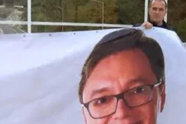 BASTAĆ SKINUO, ONI VRATILI: Naprednjaci postavili bilbord sa Vučićevim likom u Grdelici