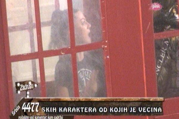 TARA PLAČE I HISTERIŠE: Majka mi je poslala čarapice u 3 BOJE, to znači da je na KORAK OD SMRTI!