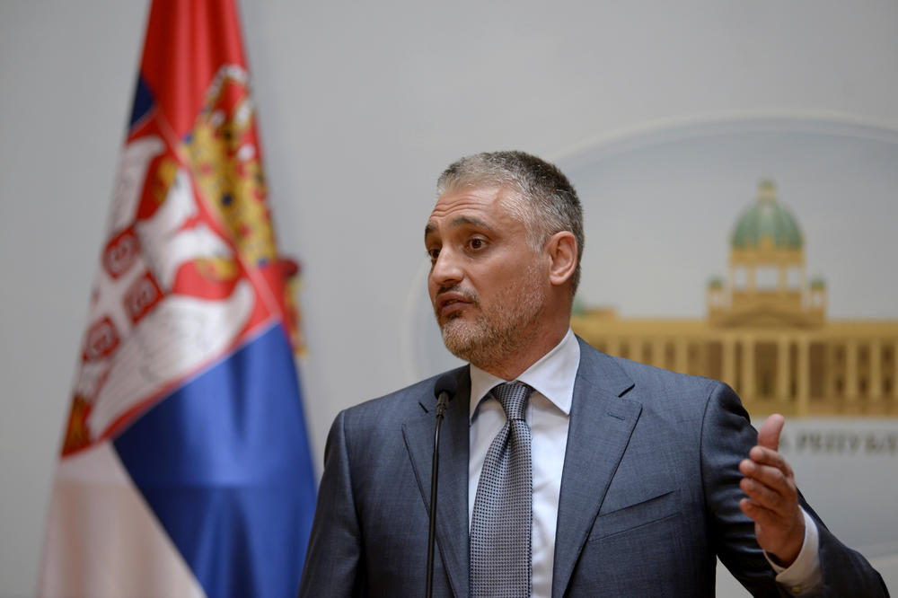 JOVANOVIĆA ODVEZLA POLICIJA NAKON INCIDENTA! Žena krenula za njim, pre toga ŠUTIRAO POLICIJSKO VOZILO