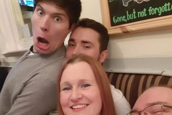 ADAM JE UŽIVAO U PROVODU SA DRUŠTVOM: Niko nije znao da će ovo biti njegova POSLEDNJA FOTOGRAFIJA - desio se UŽAS