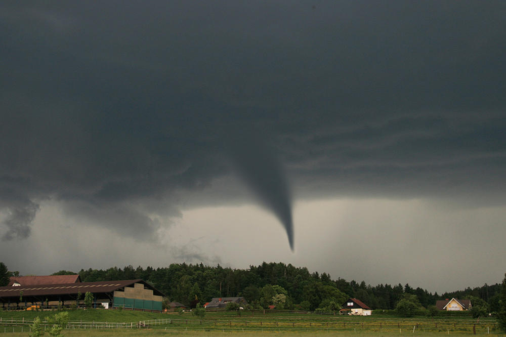 "JEZIVO JE U MOM KRAJU": Tornado protutnjao gradom 2 meseca nakon RAZORNOG ciklona, za 12 sati 14.000 UDARA GROMOVA