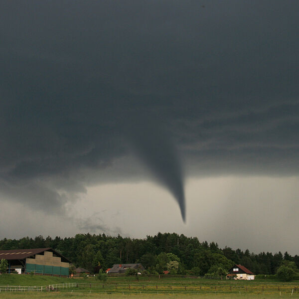 Tornado ubio jednu osobu kod Pariza!