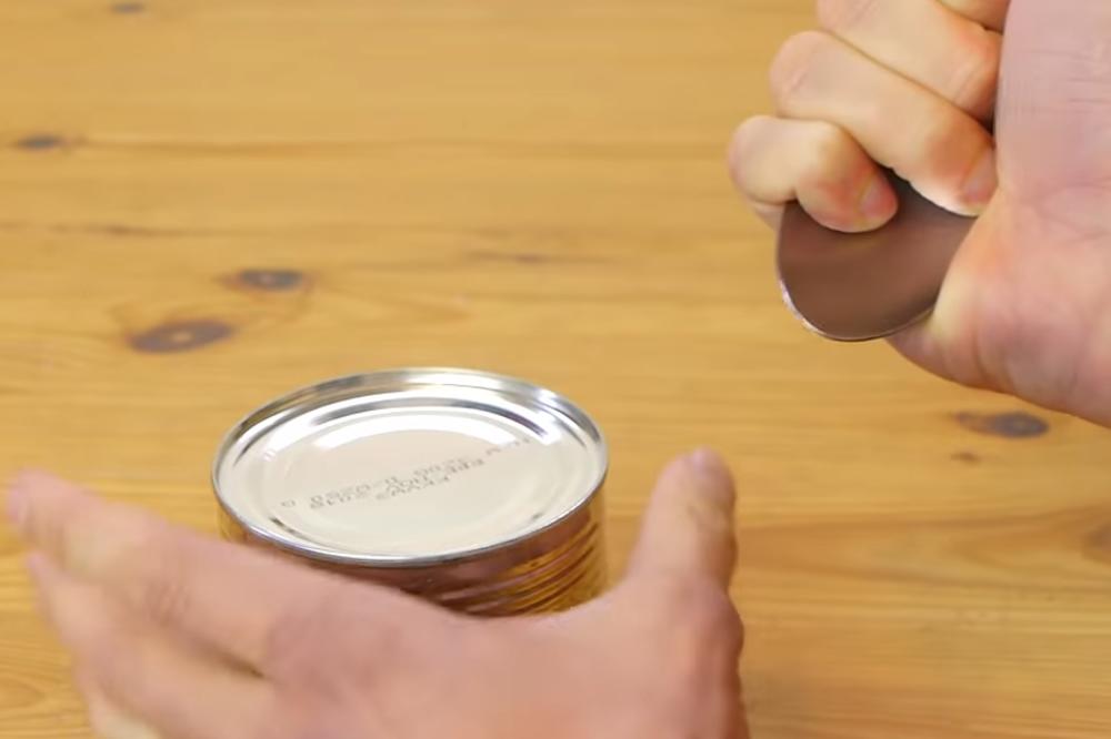KADA NEMATE DRUGOG NAČINA: Pogledajte kako da otvorite konzervu pomoću KAŠIKE u tren oka (VIDEO)
