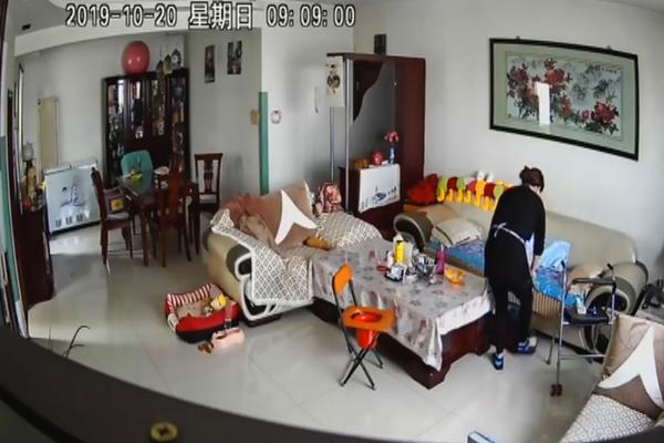 UNAJMILA NEGOVATELJICU ZA MAJKU (93) PA SLUČAJNO OTKRILA HOROR: Kamere prikazale MUČNE SCENE (VIDEO)