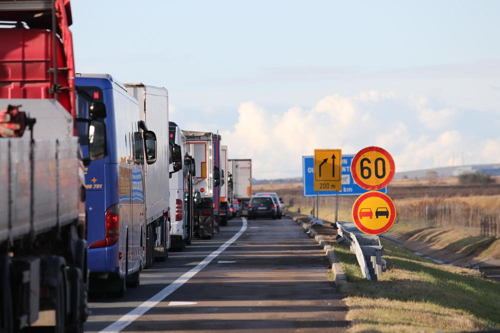 KOLONE I ZADRŽAVANJA: Na OVIM graničnim prelazima se čeka i do 5 sati!
