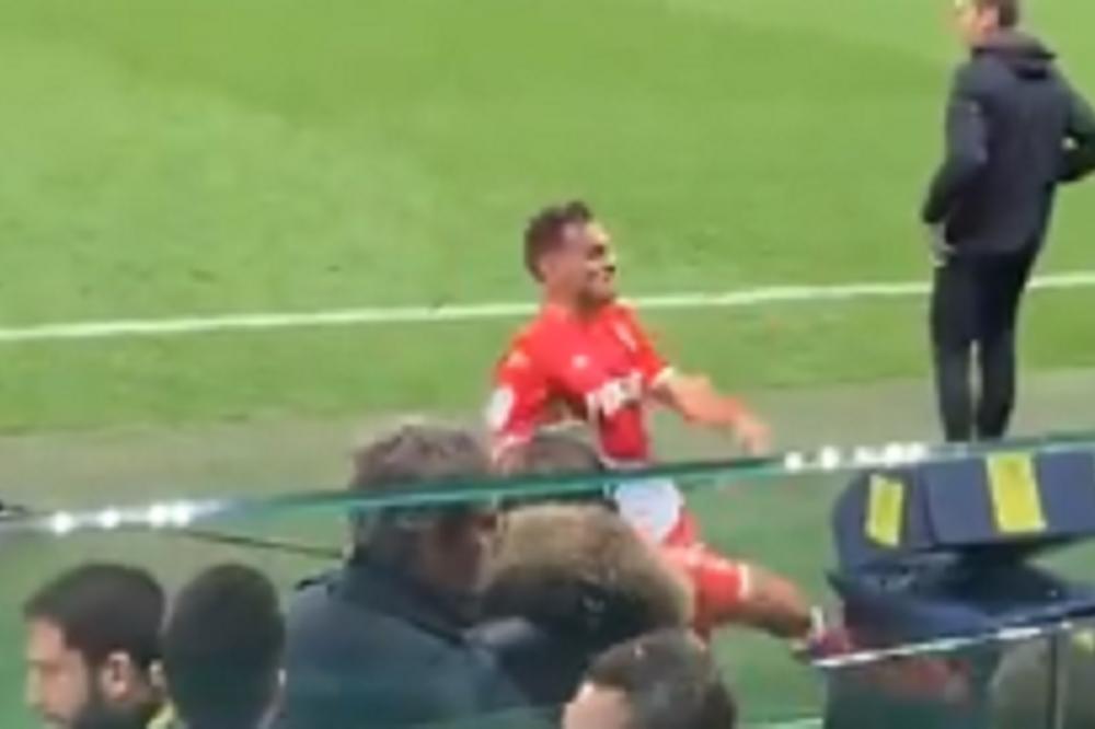 POBESNEO KAO RIS: Bek Monaka išutirao VAR monitor nakon što je dobio crveni karton!