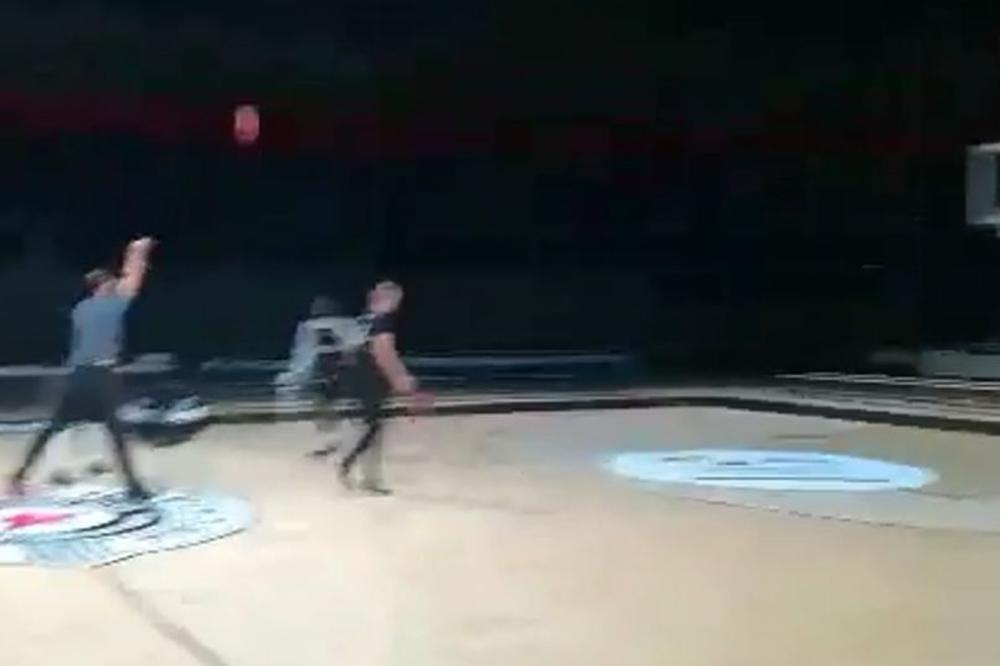 NOVICE, PUSTI MAJSTORA DA TI POKAŽE: Veličković pokušao trojku s pola terena, a onda je loptu uzeo Šćepanović!