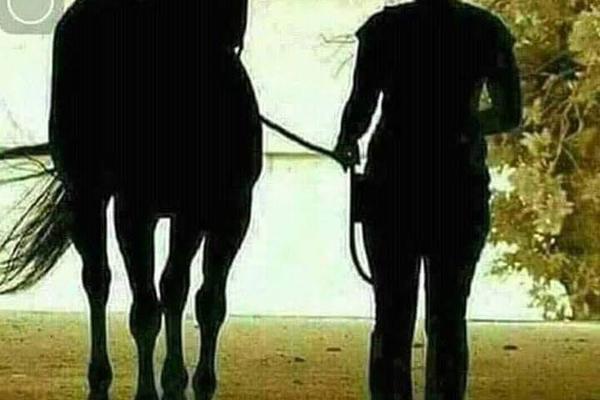 FOTOGRAFIJA OKO KOJE LJUDI NE MOGU DA SE DOGOVORE: Da li devojka sa slike dolazi ili odlazi?