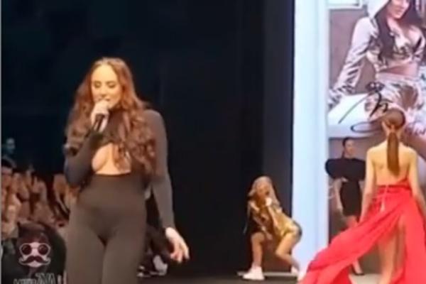 LUNA NASTUPALA NA MODNOM DOGAĐAJU GODINE: Grudi joj ISPADALE na sve strane iz kombinezona, a evo šta je URADILA