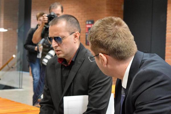 ZORAN JE NERVOZAN, TREPĆE, A ADVOKAT GA SMIRUJE! Marjanović nikad nije bio UZNEMIRENIJI! (FOTO)