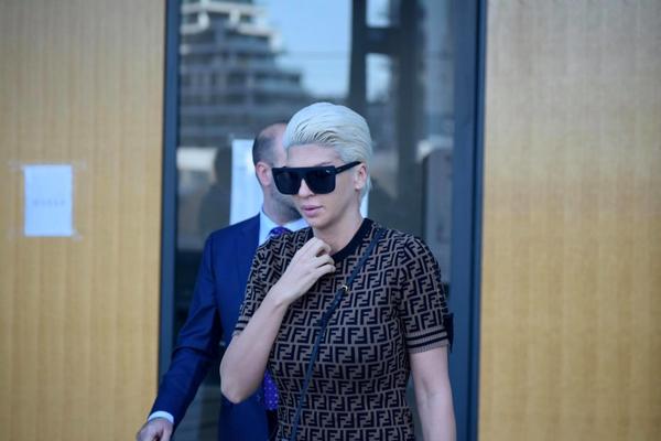 DOK SU SVI ČEKALI MARJANOVIĆA, POJAVILA SE JK: Diva NIJE OČEKIVALA da će je uslikati, pa došla NESPREMNA u SUD