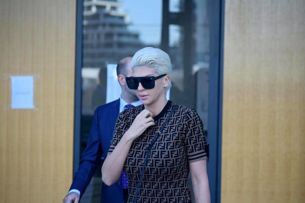 DOK SU SVI ČEKALI MARJANOVIĆA, POJAVILA SE JK: Diva NIJE OČEKIVALA da će je uslikati, pa došla NESPREMNA u SUD