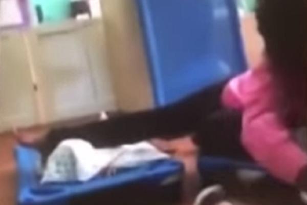 MAJKA JE UŽIVO GLEDALA ŠTA VASPITAČICA RADI S NJENIM DETETOM: Kada je videla šta se dešava, ostala je skamenjena!