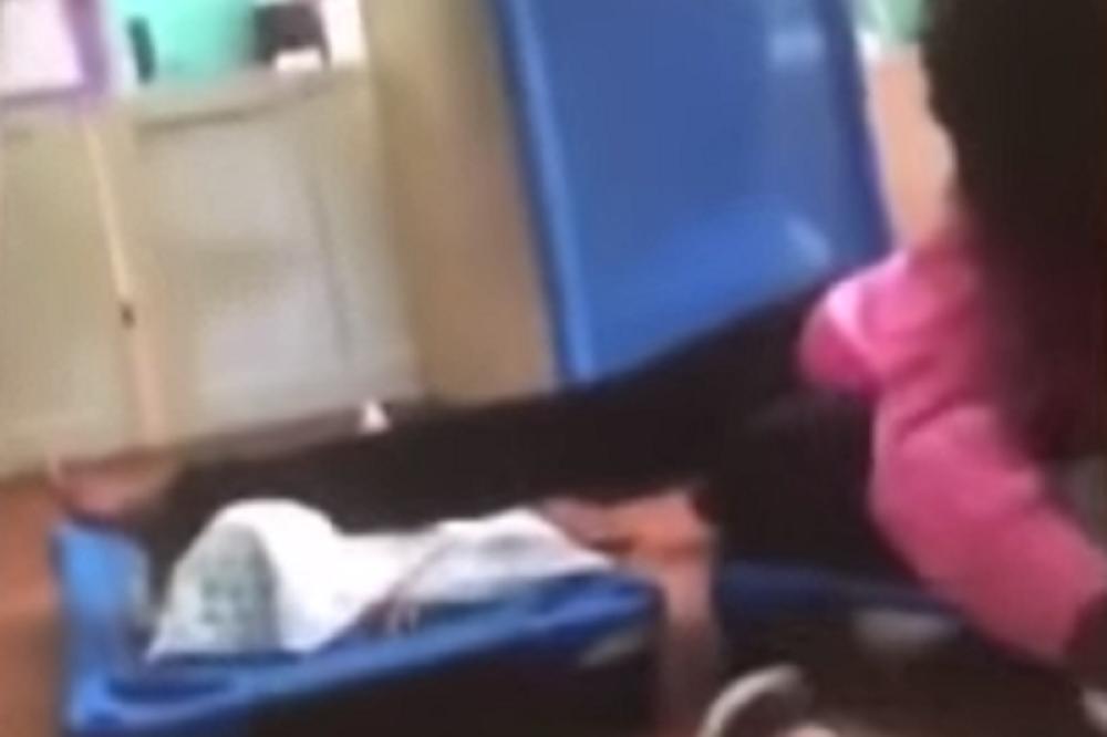 MAJKA JE UŽIVO GLEDALA ŠTA VASPITAČICA RADI S NJENIM DETETOM: Kada je videla šta se dešava, ostala je skamenjena!