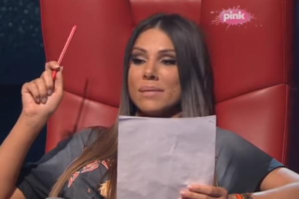 SANDRA AFRIKA UZBUDILA MUŠKARCE! U PROVIDNOJ haljini izazovno pozira! Pogledajte šta ima ISPOD NJE! (FOTO)