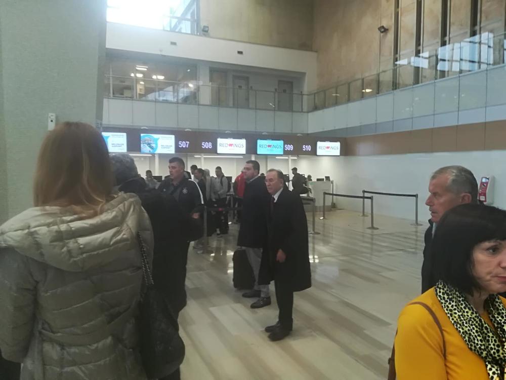 Savo Milošević u društvu Miloša Vazure i Ivana Ćurkovića pred put u Mančester