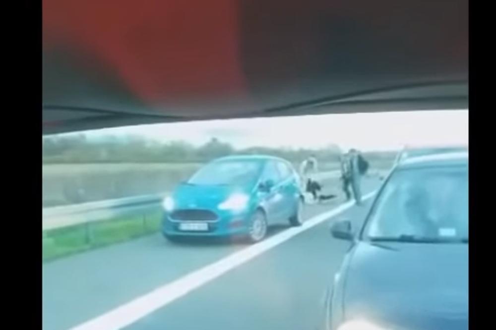 TROJICA NEMILOSRDNO ŠUTIRAJU MUŠKARCA NA ZEMLJI: Procureo snimak TUČE NA AUTOPUTU, ovo je bio UZROK! (VIDEO)