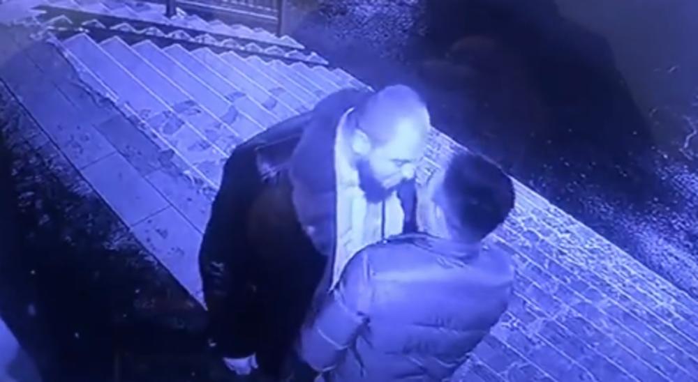 (VIDEO) DŽINOVSKI BRADONJA JE MALTRETIRAO MALIŠU: Ali nije znao da je mališa BOKSER! Na kraju je OBRAO ZELEN BOSTAN