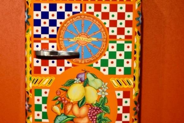 OVO JE NAJSKUPLJI EKSPONAT NA SAJMU NAMEŠTAJA! Šta mislite, pošto je Dolce & Gabbana frižider?