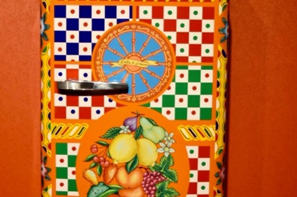 OVO JE NAJSKUPLJI EKSPONAT NA SAJMU NAMEŠTAJA! Šta mislite, pošto je Dolce & Gabbana frižider?