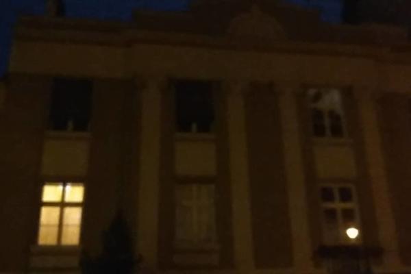 MAJKA MOMKA KOJI HOĆE DA SE UBIJE U CENTRU BG PRETILA NOVINARKI ESPRESA! Razbiću ti telefon, TI SI LEŠINAR! (VIDEO)