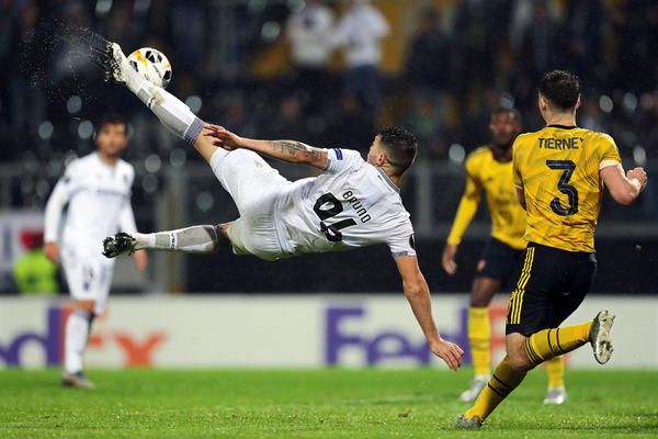 LE: Arsenal nastavlja da tone, Duarte makazicama u nadoknadi šokirao 'tobdžije'!