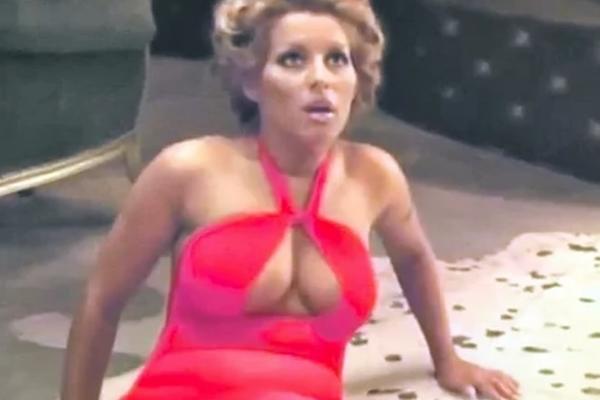 NECENZURISANI KLIP ZAVRŠIO NA MREŽAMA! SEKA ALEKSIĆ NIJE IMALA POJMA DA JE SNIMAJU: Brže bolje sakrila GRUDI!